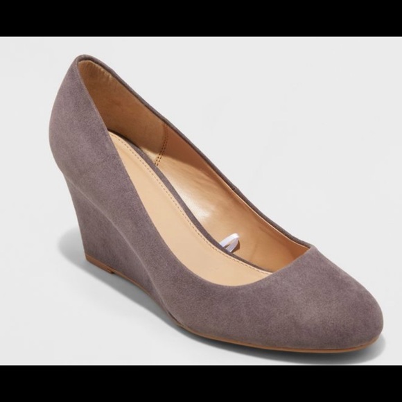 round toe wedge pumps